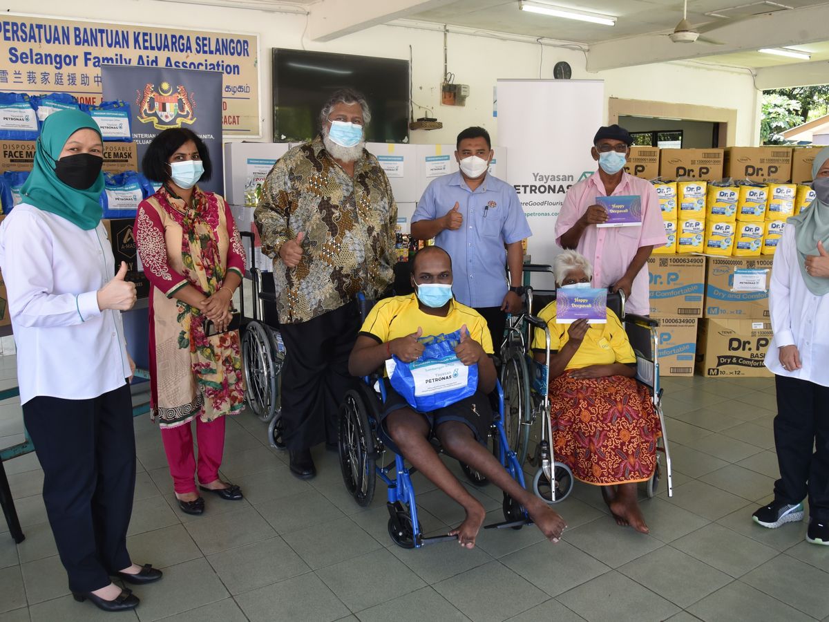 Yayasan PETRONAS Brings Festive Cheer to Old Folks Homes, Welfare Centres Ahead of DeepavaliNur Hamimi is a pizza vendor who was able to double her income through PETRONAS’ entrepreneurship programme. She now hopes to own a food truck.Yayasan PETRONAS Brings Festive Cheer to Old Folks Homes, Welfare Centres Ahead of Deepavali