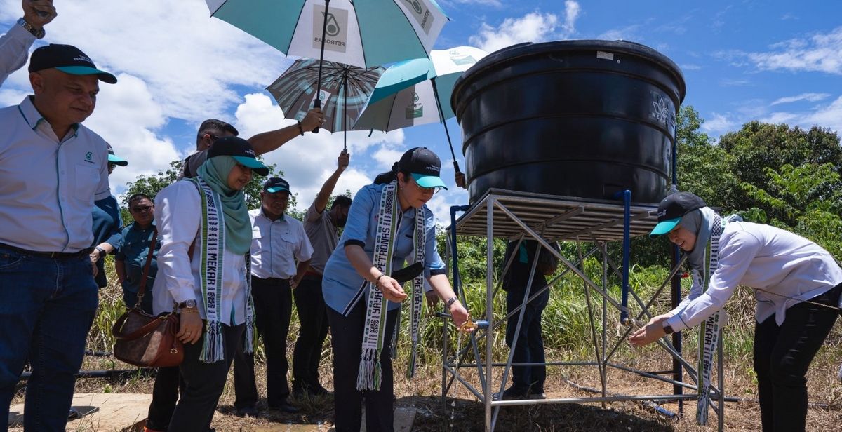 Yayasan PETRONAS Chief Executive Officer Shariah Nelly Francis (right) turning on the tap at Kampung Mangkapon Darat, marking the handover of the water supply system to the five villages in Pitas, benefitting 200 families. On the left is Sabah Economic Planning Unit Director Jasmine Teo, who is the Co-chair of the Sub-Committee on Corporate Social Responsibility, one of the six sub-committees under the Sabah-PETRONAS Joint Coordination Committee.