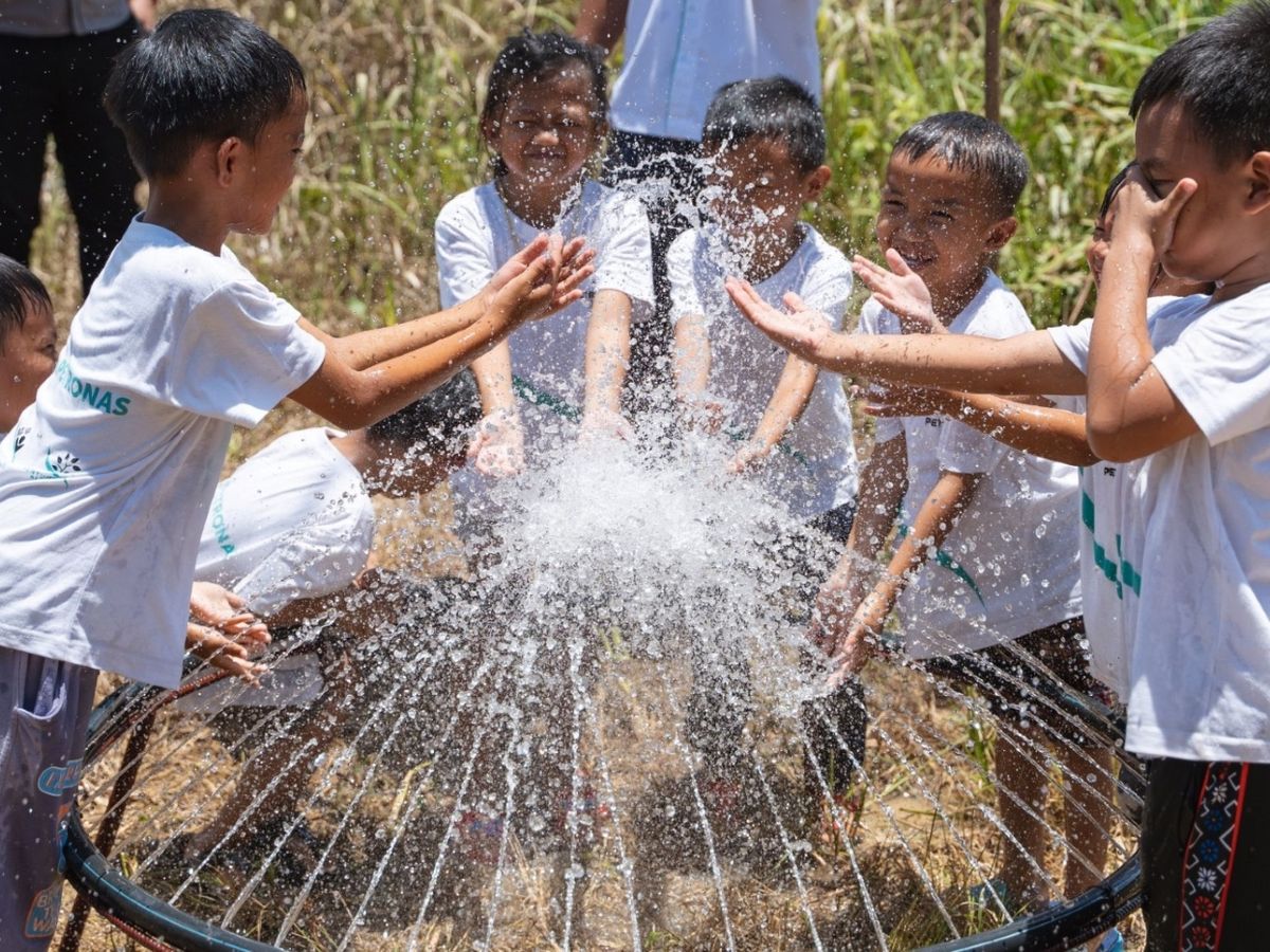 Splashing fun…clean water finally flows in five villages in Pitas through Yayasan PETRONAS’ MEKAR programme