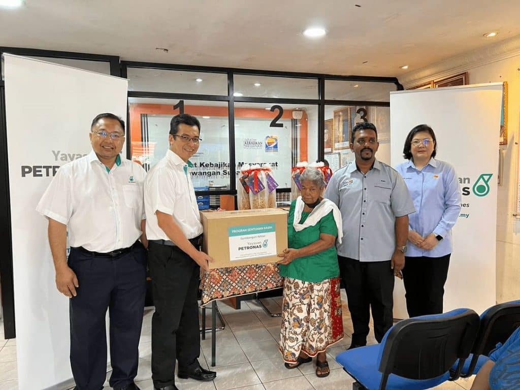 Zukifli Othman, Head of Northern and Central region PETRONAS (second from left) handing over contributions to a beneficiary with Hardy Azrai Anuar, Head of Public & Corporate Relation Advisory PETRONAS (far left) and Ramacantiran M. Ananthan, Social Welfare Officer for Subang Jaya (second from right) at the Subang Jaya District Social Welfare Office, Selangor for Sentuhan Kasih Festive Deepavali.