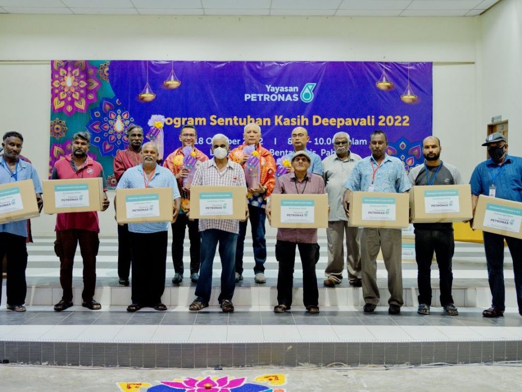 Mohammad Ahmad Shazly, Head of East Coast region PETRONAS (second from left), and State Executive Councillor Mohd. Soffi (center) handing over contributions to beneficiaries at the Delora Bentong Hall in Pahang.