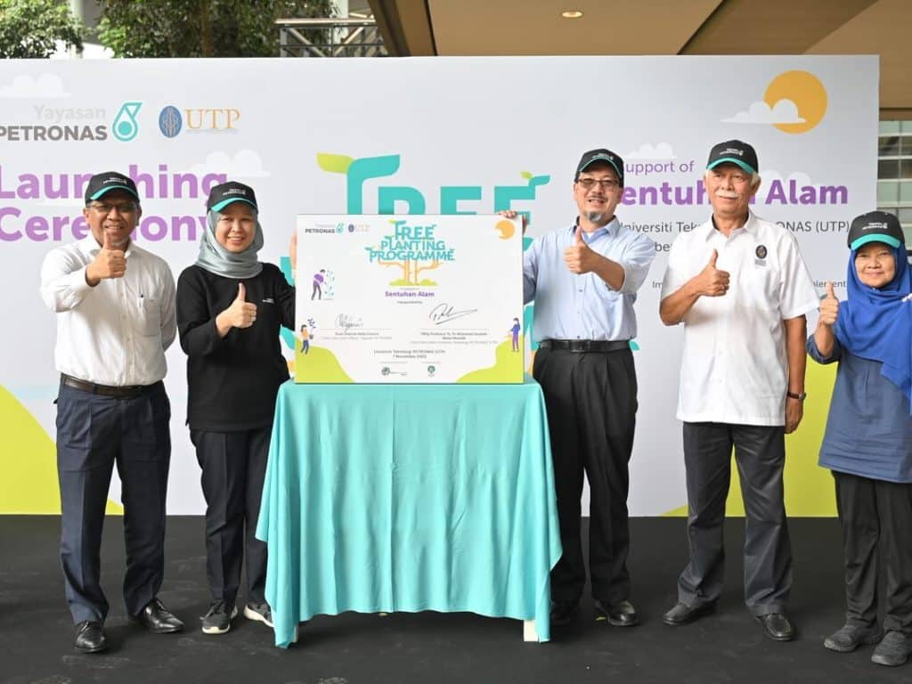 (From left) Datuk Bacho Pilong, Chairman of the Board of Directors, UTP; Shariah Nelly Francis, CEO of Yayasan PETRONAS; Prof. Ts. Dr. Mohamed Ibrahim Abdul Mutalib, Vice Chancellor of UTP; Tan Sri Mohd Hassan Marican, Chancellor of UTP and Tan Sri Zaharah Ibrahim, Pro Chancellor of UTP at the Sentuhan Alam Tree Planting Programme launching ceremony at Seri Iskandar.