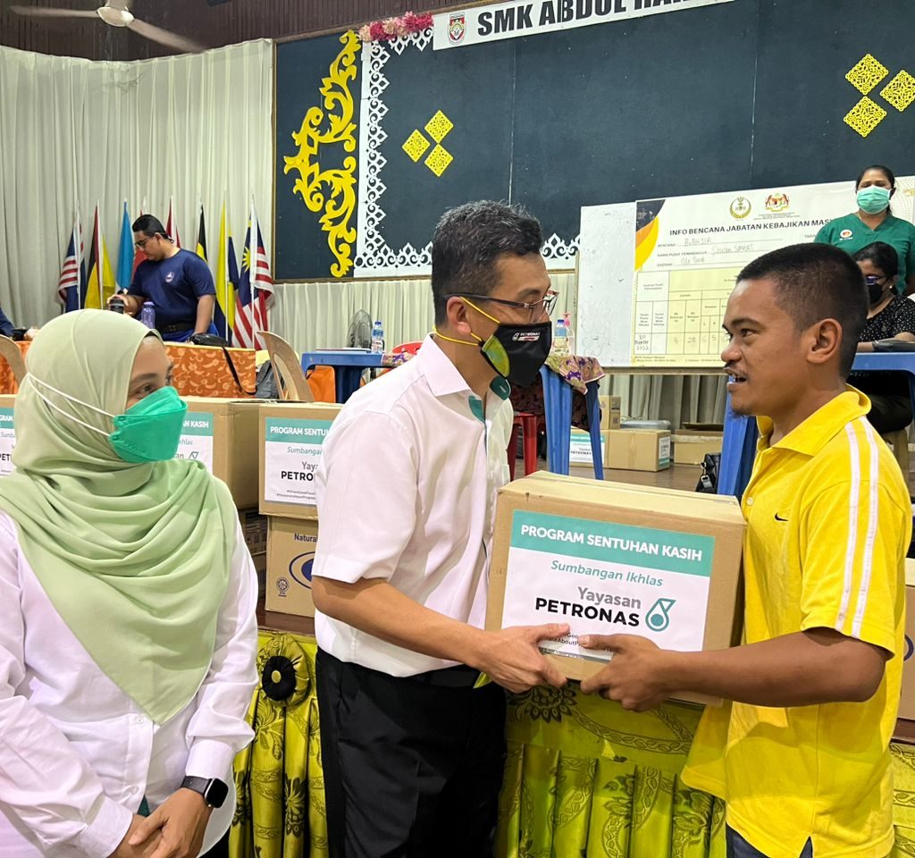 Yayasan PETRONAS Donates Aid Packages to Families Affected by Floods