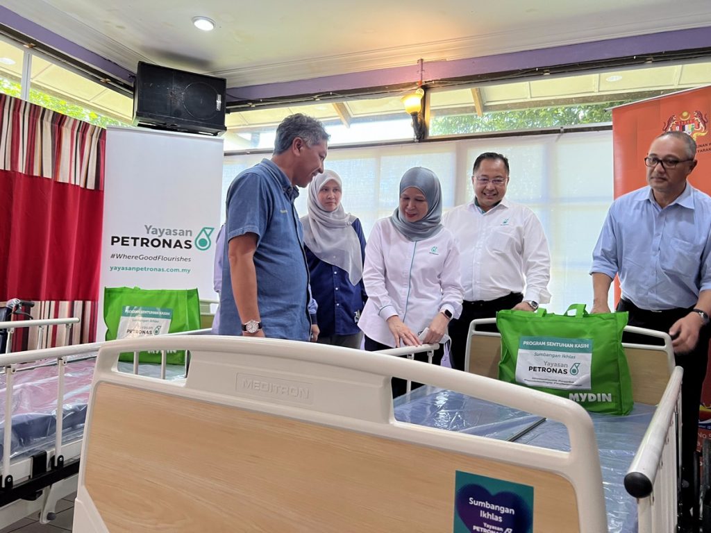 Datuk Shaharuddin Abu Sohot, Director General of Welfare Department (JKM) (left) and Shariah Nelly Francis, CEO of Yayasan PETRONAS (center) inspecting the contribution equipment with representatives from the Welfare Department at Rumah Ehsan in Kuala Kubu Bharu.