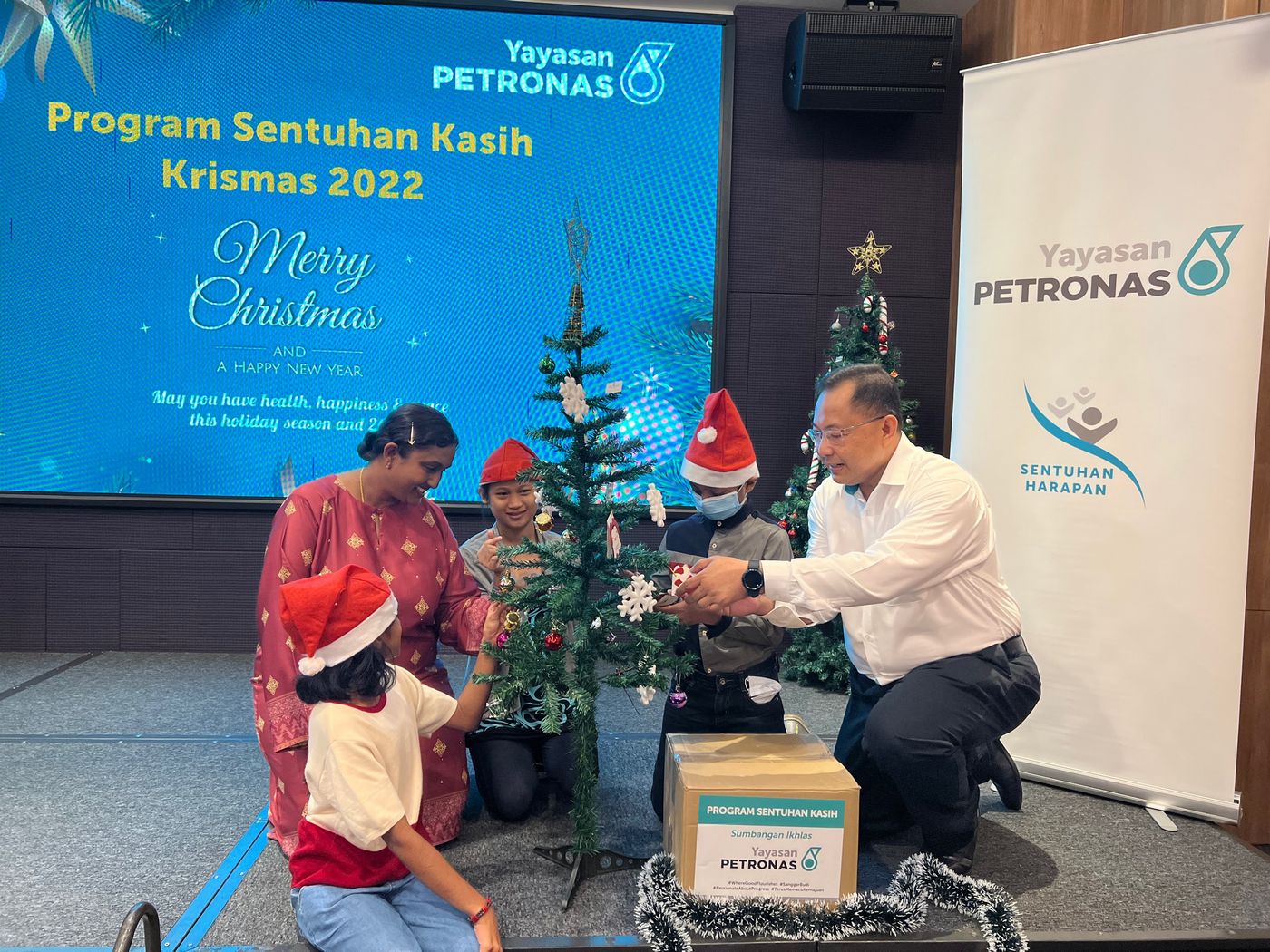 Yayasan PETRONAS Brings Christmas Joy to 3,500 Deserving Families Nationwide