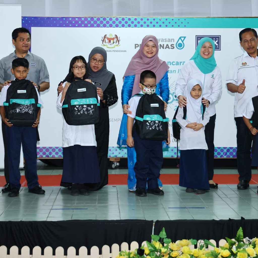 Yayasan PETRONAS Contributes School Supplies to 21,000 Students Across The Nation