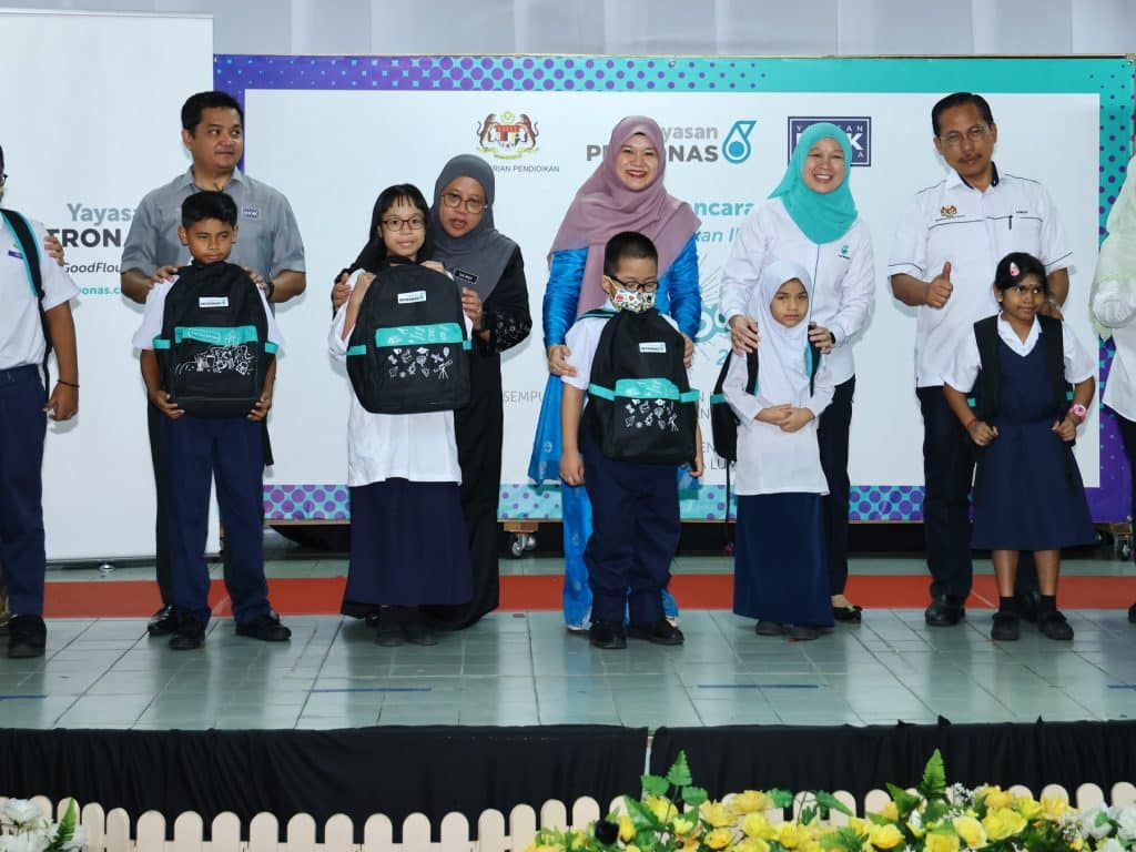 Fadhlina Sidek, Education Minister and Shariah Nelly Francis, CEO of Yayasan PETRONAS at the Powering Knowledge: Back to School 2023 National Launch event with students from Sekolah Kebangsaan Pendidikan Khas Jalan Batu and Sekolah Kebangsaan Jalan Lelaki Jalan Batu, Kuala Lumpur at the Powering Knowledge: Back to School 2023 National Launch.