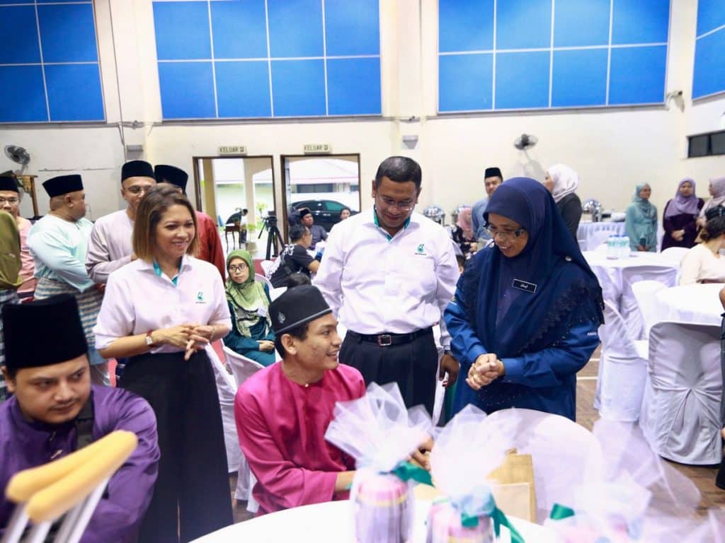 YB Hajah Aiman Athirah Sabu, Deputy Minister of Ministry of Women, Family, and Community Development (right), and Datin Anita Azrina Aziz, Head of Group Strategic Communications of PETRONAS (left).