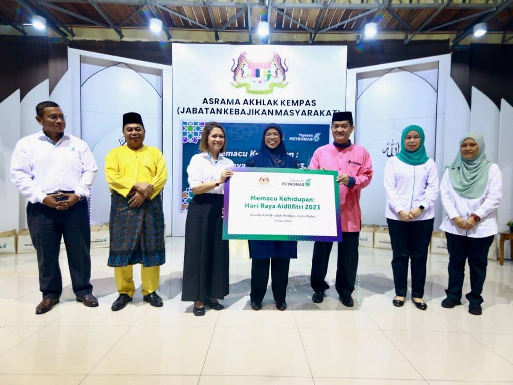 Datin Anita Azrina Aziz, Head of PETRONAS Group Strategic Communications (third left), YB Hajah Aiman Athirah Sabu, Deputy Minister of Ministry of Women, Family, and Community Development (center), Norazman Othman, Director General of Department of Social Welfare Malaysia (third right), Shariah Nelly Francis, CEO of Yayasan PETRONAS (second right).