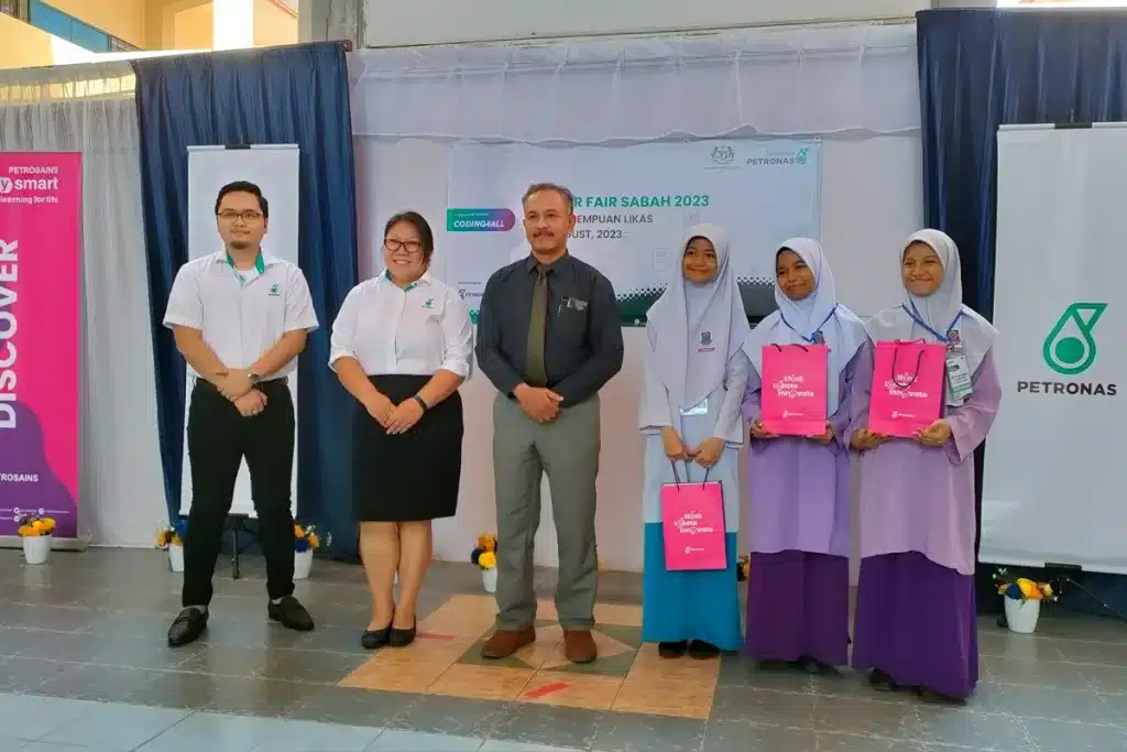 Yahya Mustafa, Senior Head Assistant Director, Ministry of Education, Sabah (centre), Lim Shie-Lynn, Head of Strategic Communications, Yayasan PETRONAS (second left) with winners of the Yayasan PETRONAS Coding4All, Maker Faire event.