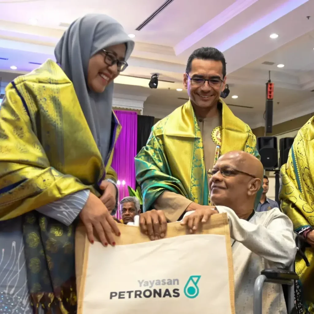 Yayasan PETRONAS’ Uplifting Lives contribution spreads joy across the Nation this Deepavali