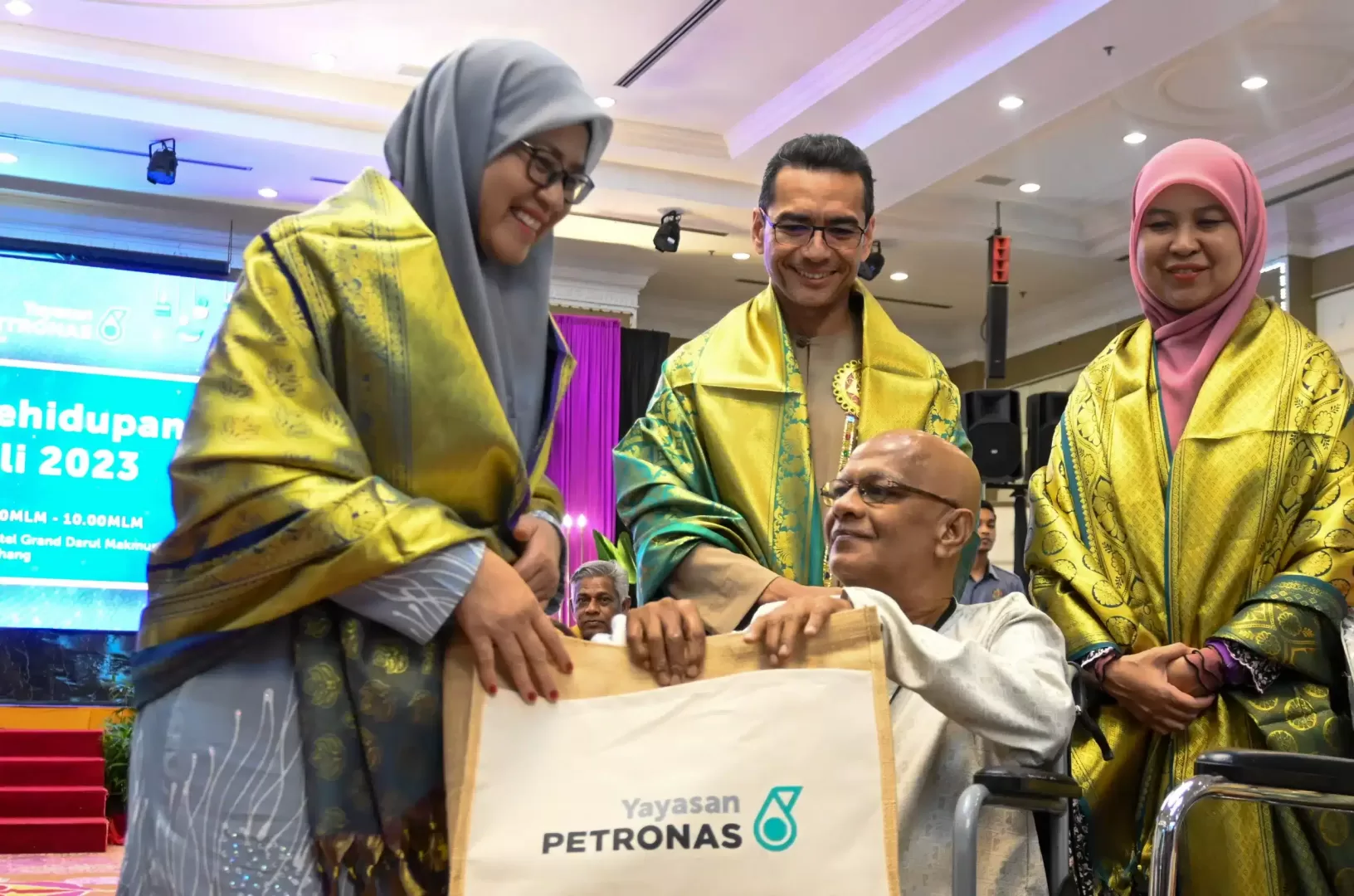 Yayasan PETRONAS’ Uplifting Lives contribution spreads joy across the Nation this Deepavali