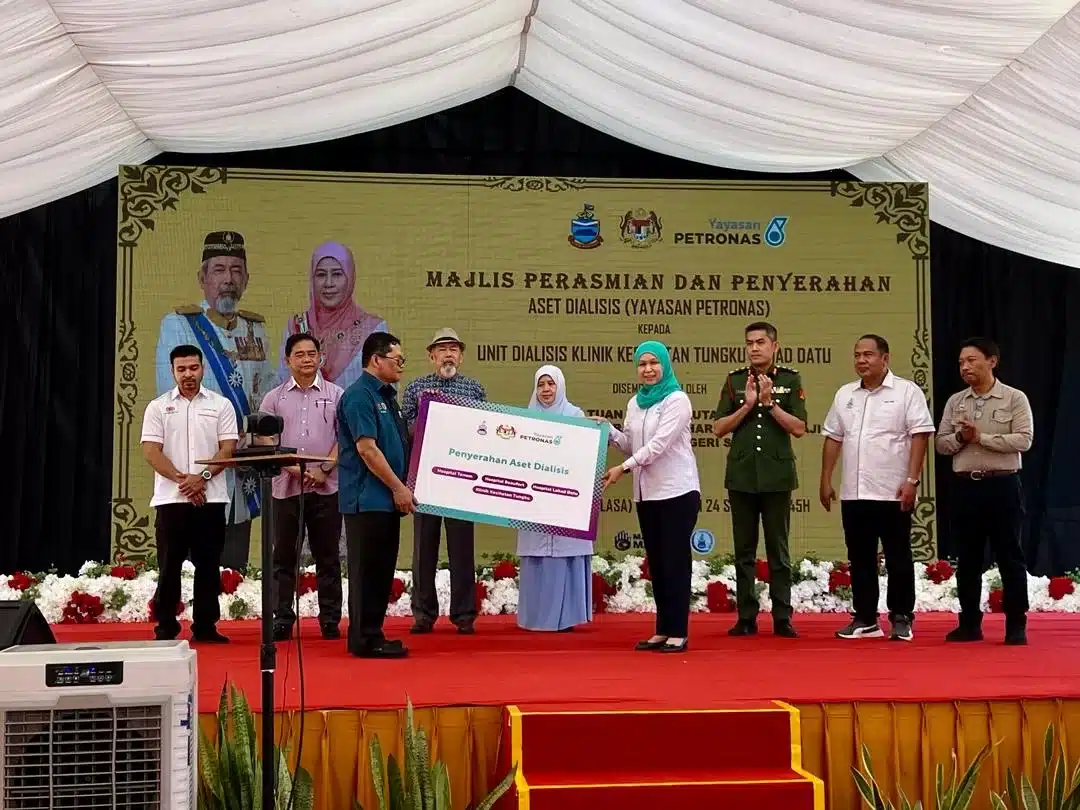 Yang Dipertua Negeri Of Sabah Graces Yayasan PETRONAS’ Handing Over Of Haemodialysis Equipment