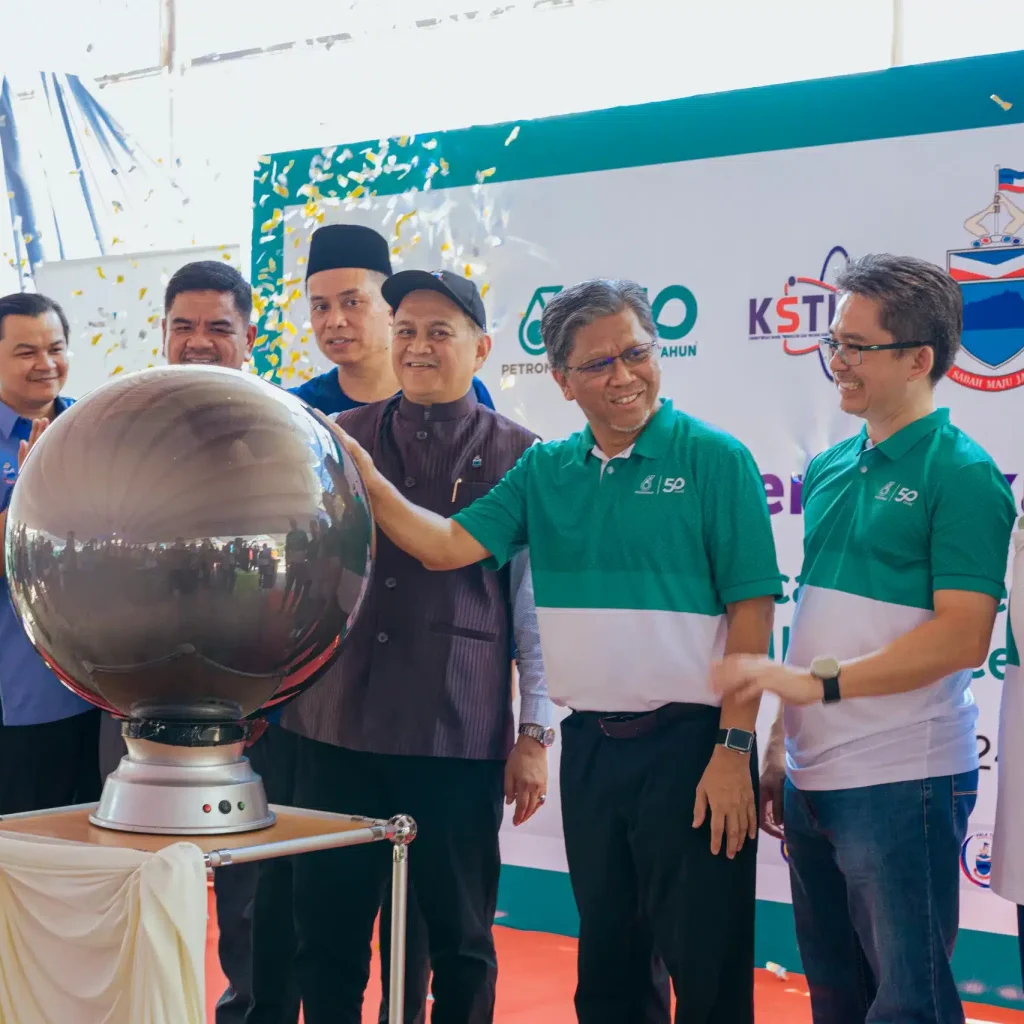 Yayasan PETRONAS Launches Community Initiative for Improved Internet Connectivity at SMK Wallace Bay