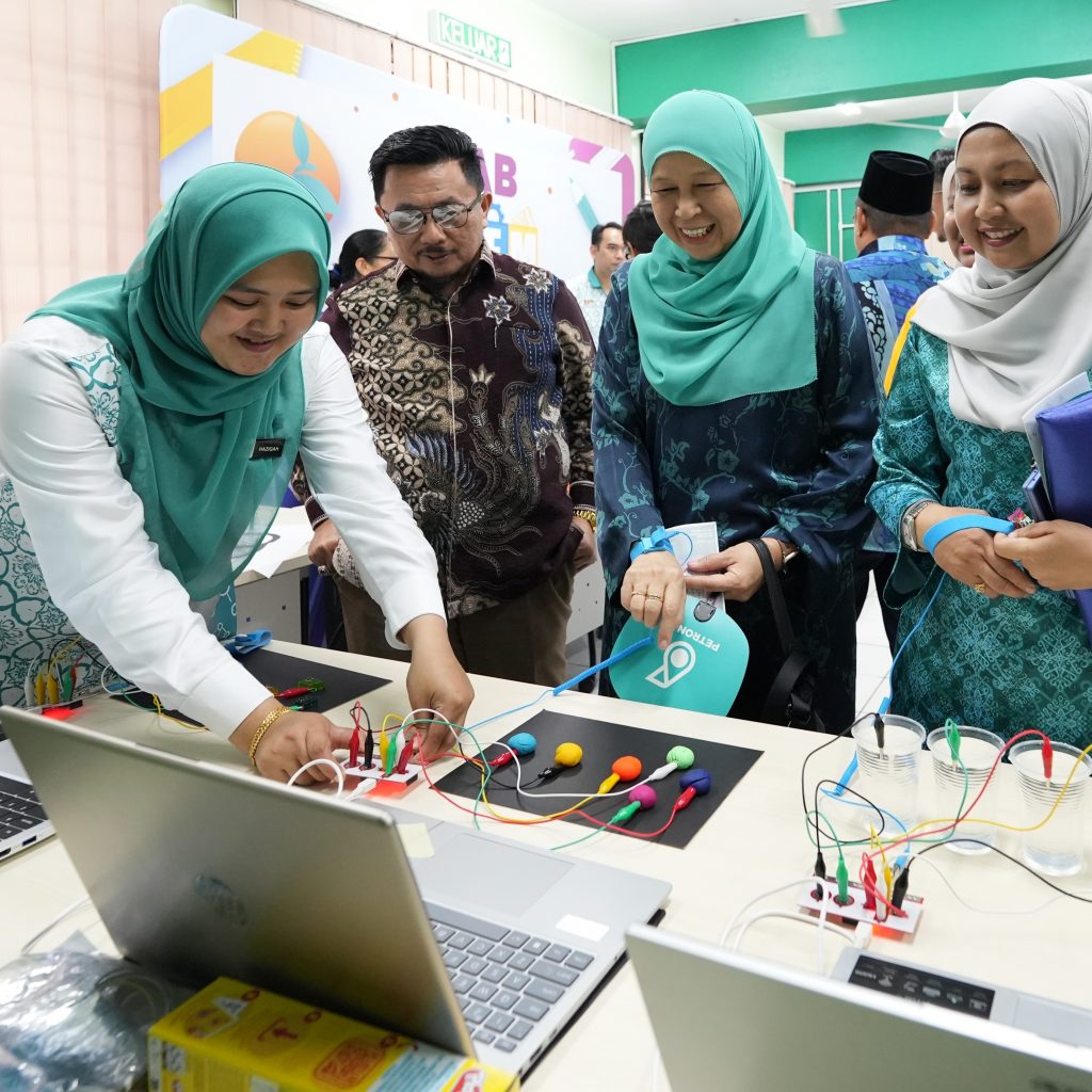 Yayasan PETRONAS Launches Program Duta Guru STEM HUB in Sipitang to Strengthen STEM Education